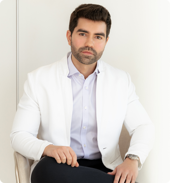 Dr. João Victor Bezerra realizando microagulhamento em Londrina