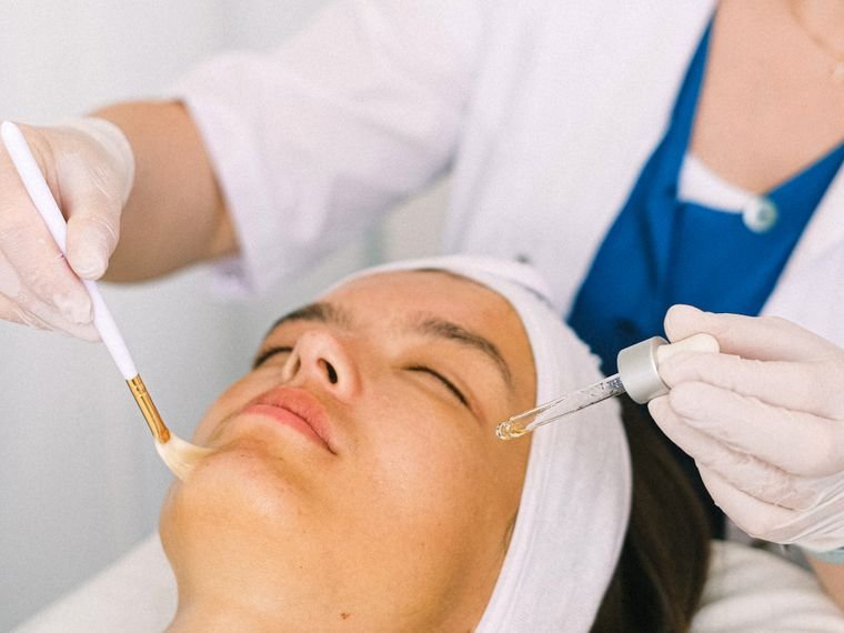 O peeling: ácido aplicado em camada fina e uniforme