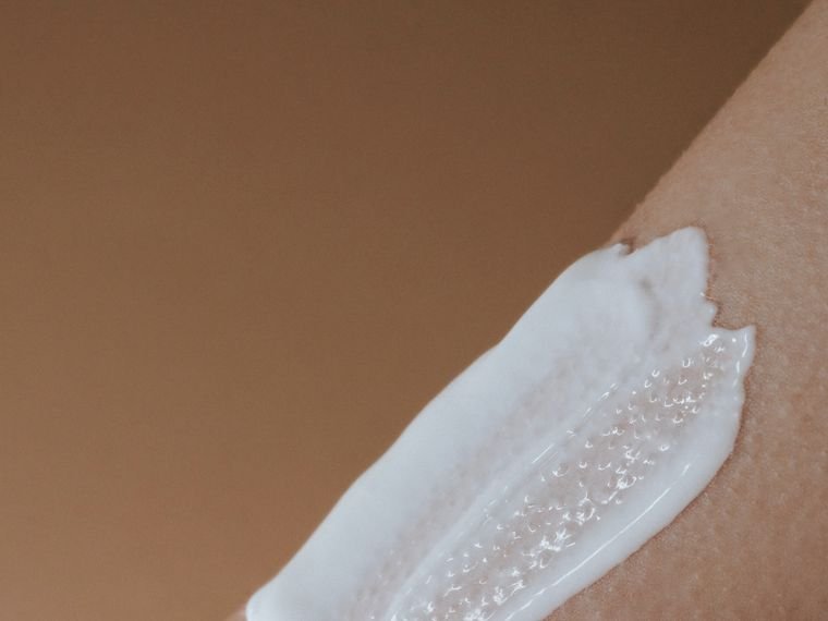 A quantidade: camada generosa, reaplicada ao longo do dia